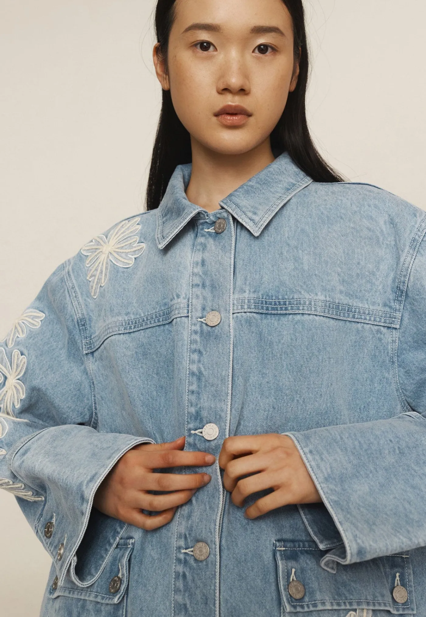 charlene_denim_jacket__li_2.webp Outlet Charlene Denim Jacket - Light Wash Women Blazers & Jackets | Denim